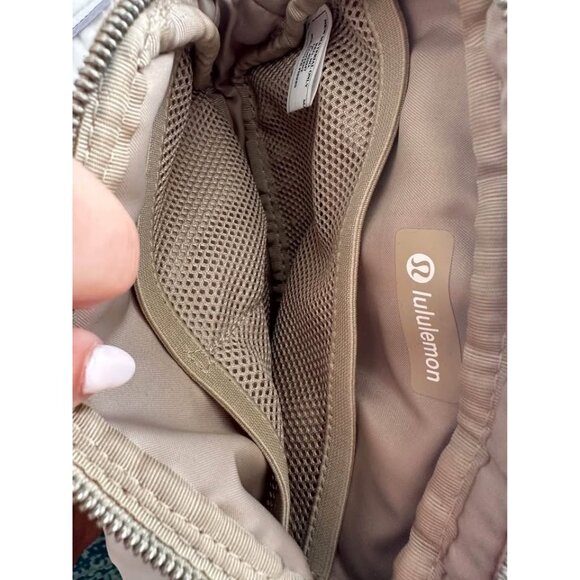 Lululemon Everywhere Belt Bag Fanny Pack 1L Fleece Sherpa Beige - Picture 10 of 10